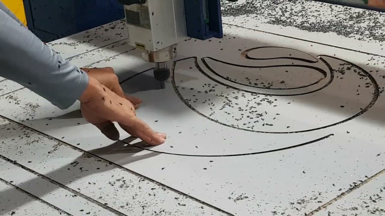 Fachada comercial em ACM recortada em CNC pela Grava CNC