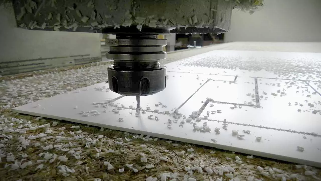 Placas de sinalização recortadas em PVC expandido pela Grava CNC